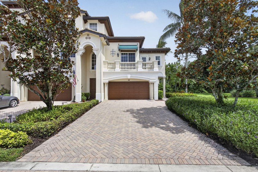 Nestled in the highly desirable Jupiter Country Club, this - photo 2