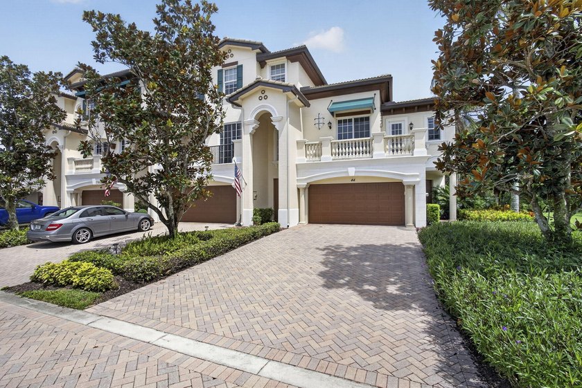 Nestled in the highly desirable Jupiter Country Club, this - photo 3