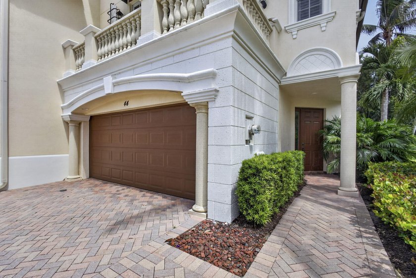 Nestled in the highly desirable Jupiter Country Club, this - photo 5