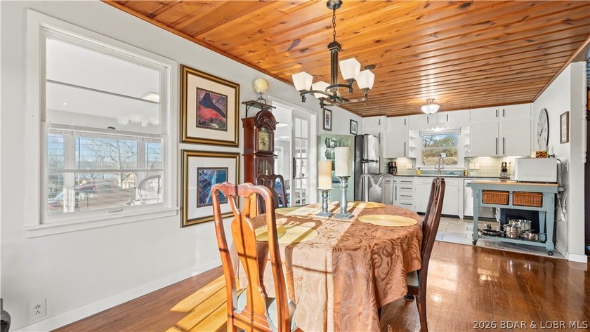 Charming 2 Bed, 2 Bath Lakeview Home - Fully Furnished &amp; Move-In - photo 17