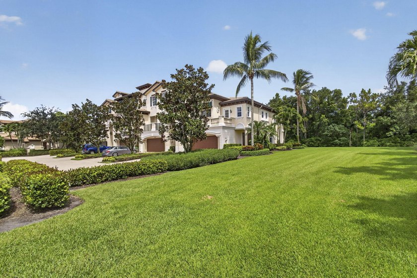 Nestled in the highly desirable Jupiter Country Club, this - photo 8