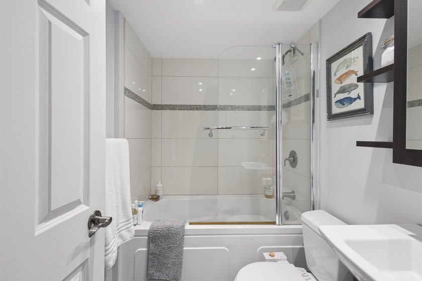 TOP FLOOR, tastefully updated south-facing 1-bedroom in the - photo 19