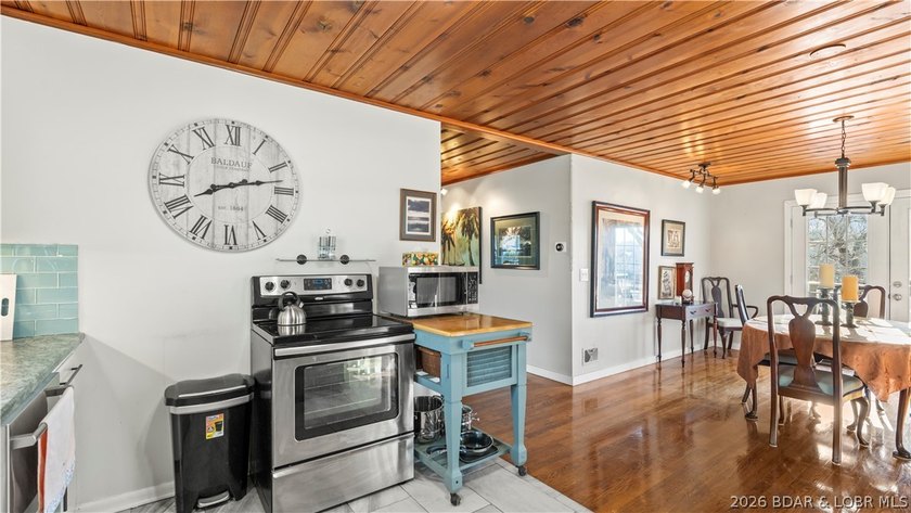 Charming 2 Bed, 2 Bath Lakeview Home - Fully Furnished &amp; Move-In - photo 26