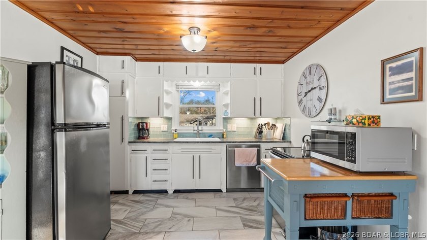 Charming 2 Bed, 2 Bath Lakeview Home - Fully Furnished &amp; Move-In - photo 27