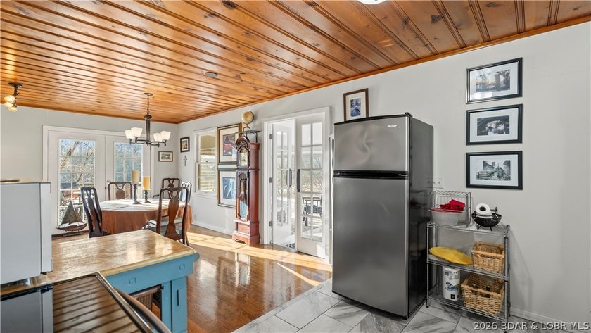 Charming 2 Bed, 2 Bath Lakeview Home - Fully Furnished &amp; Move-In - photo 29