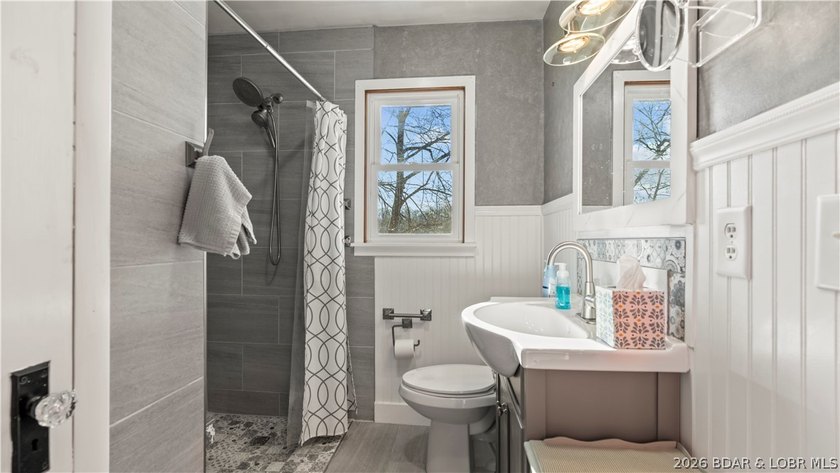 Charming 2 Bed, 2 Bath Lakeview Home - Fully Furnished &amp; Move-In - photo 32