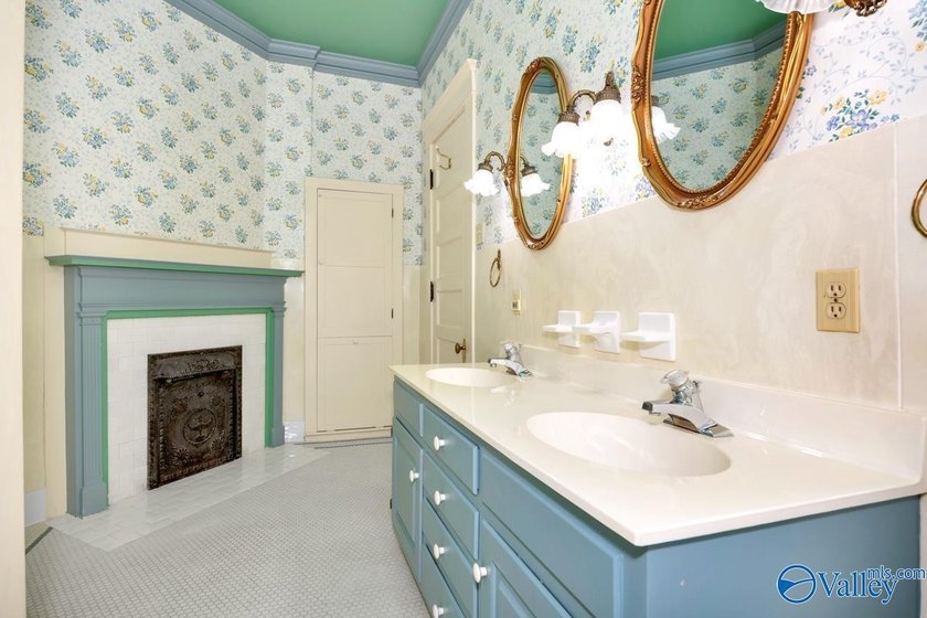 MAGNIFICENT HISTORICAL HOME W/ ELEGANT CHARACTER &amp; A - photo 35