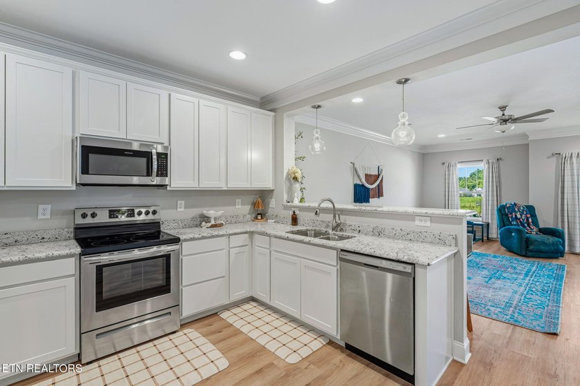 Like-new brick townhouse with resort-style amenities... what - photo 3