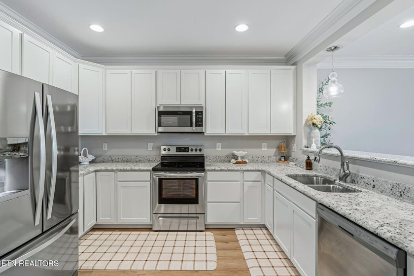 Like-new brick townhouse with resort-style amenities... what - photo 4