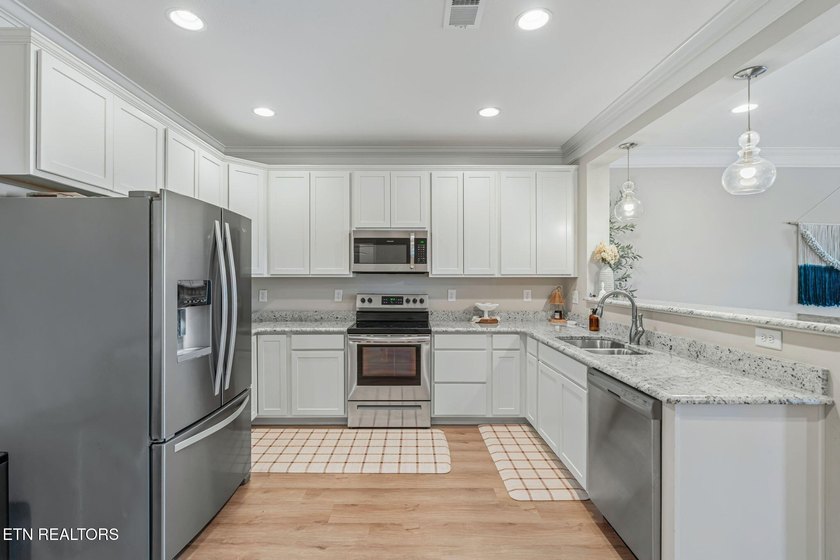 Like-new brick townhouse with resort-style amenities... what - photo 5