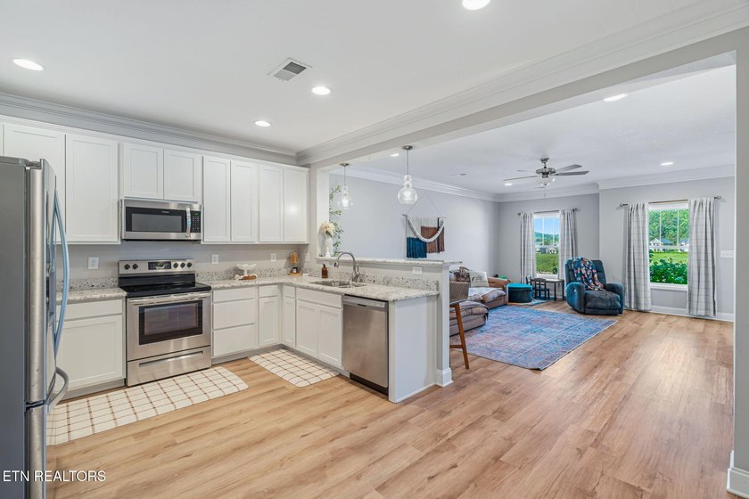 Like-new brick townhouse with resort-style amenities... what - photo 6