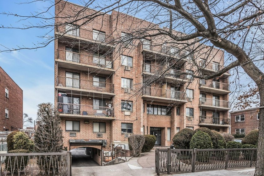 Prime Flushing! Top floor, corner southwest exposure. Spacious 2 - photo 3