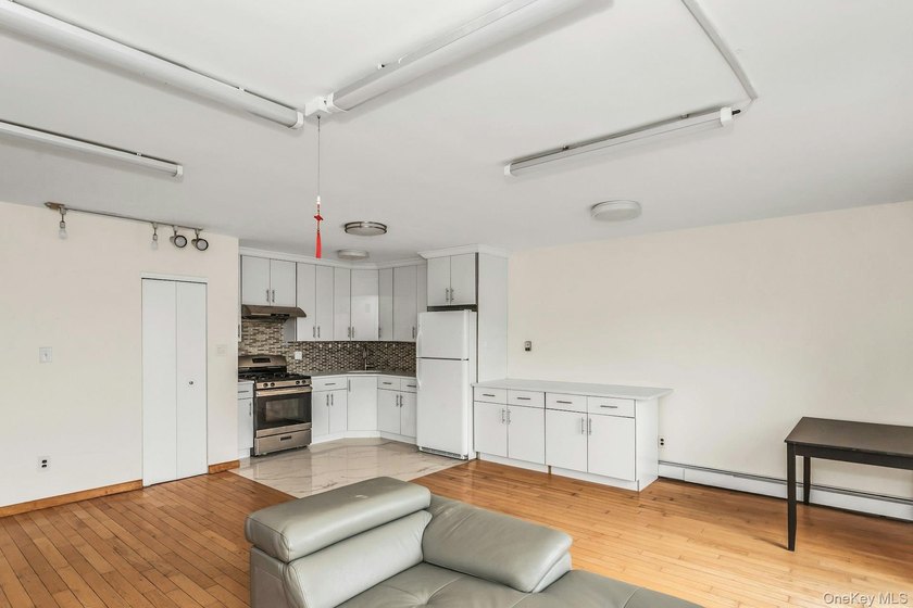 Prime Flushing! Top floor, corner southwest exposure. Spacious 2 - photo 8