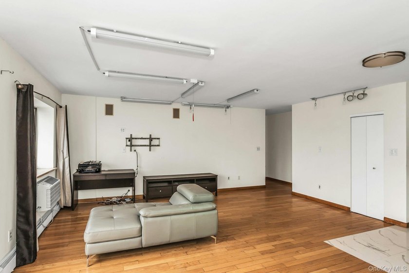 Prime Flushing! Top floor, corner southwest exposure. Spacious 2 - photo 9