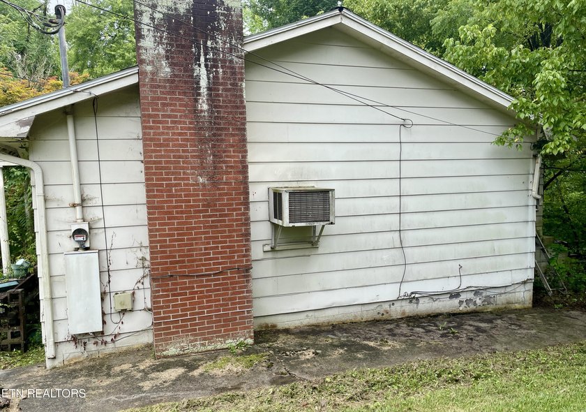 Investment opportunity in South Knoxville! This property is - photo 2