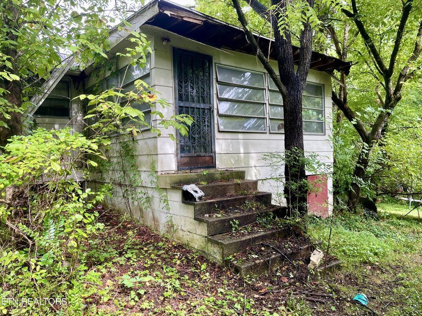 Investment opportunity in South Knoxville! This property is - photo 3