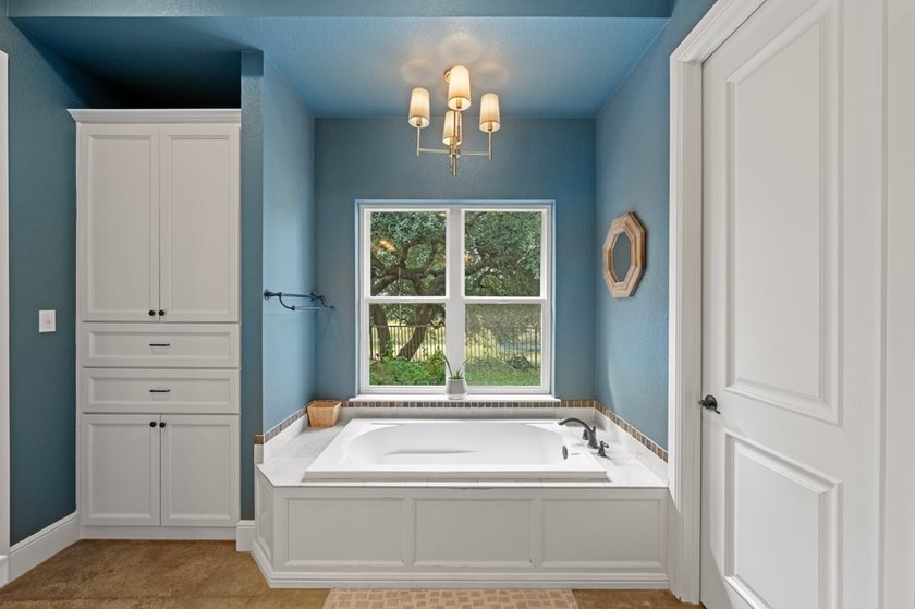 This is the ideal family home for those who love to entertain &amp; - photo 14