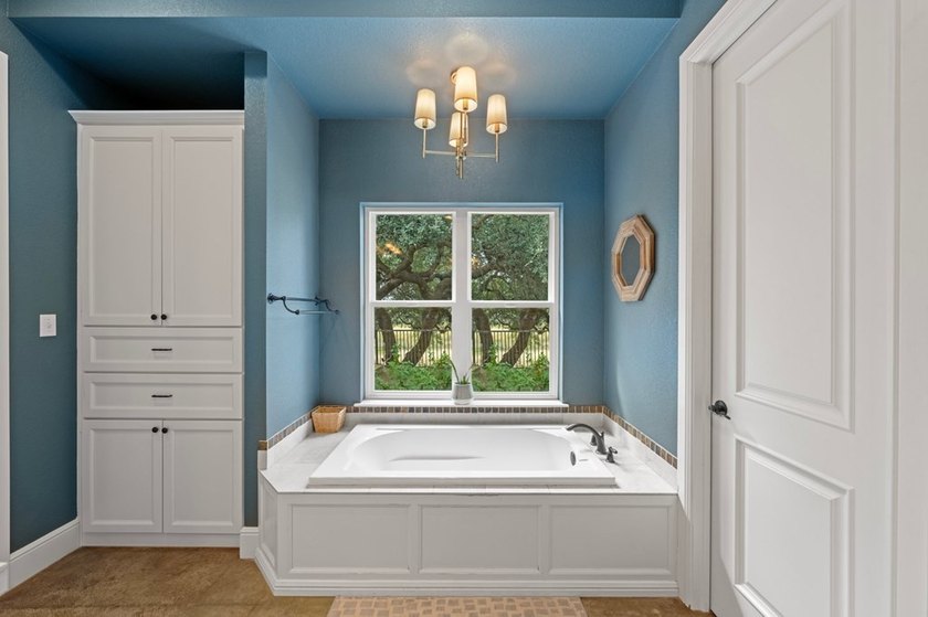This is the ideal family home for those who love to entertain &amp; - photo 15