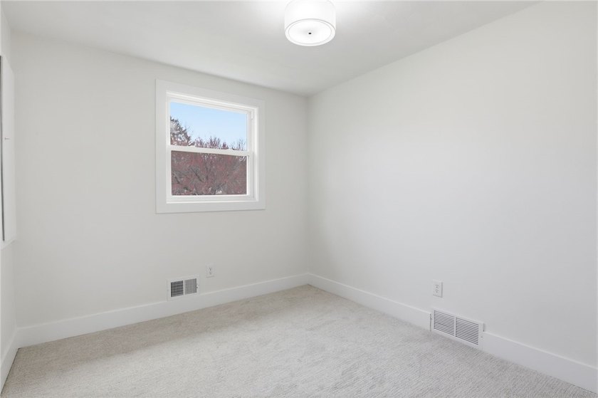 WHY BUILD WHEN EVERYTHING ALL NEW!!! Spacious and fully updated - photo 20
