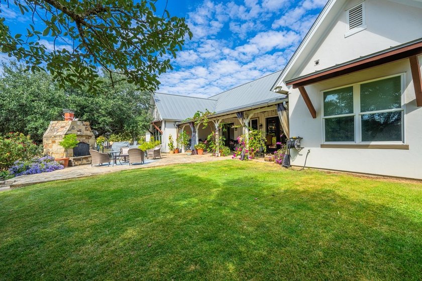 This is the ideal family home for those who love to entertain &amp; - photo 31