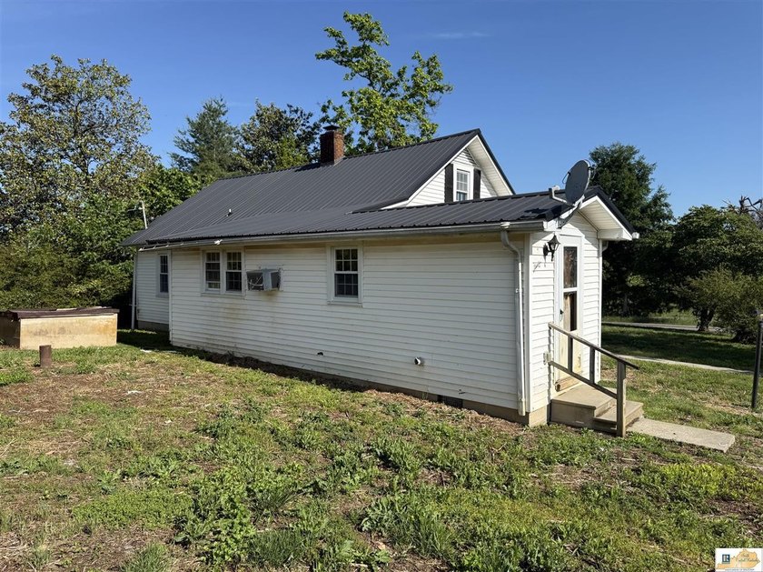 This cozy farm house sits on 2 acres of land surrounded by farms - photo 2