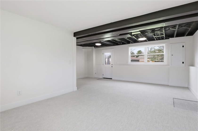 WHY BUILD WHEN EVERYTHING ALL NEW!!! Spacious and fully updated - photo 33