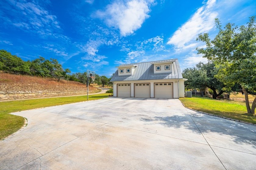 This is the ideal family home for those who love to entertain &amp; - photo 33