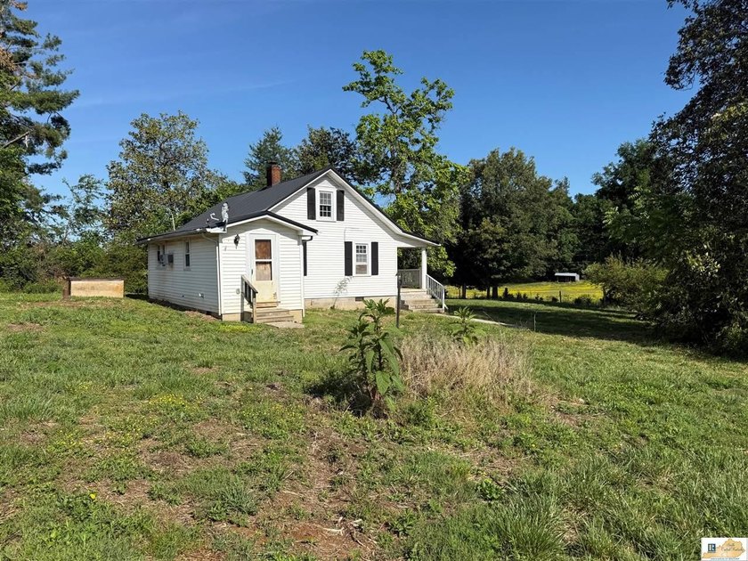 This cozy farm house sits on 2 acres of land surrounded by farms - photo 3