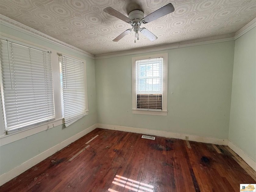 This cozy farm house sits on 2 acres of land surrounded by farms - photo 4
