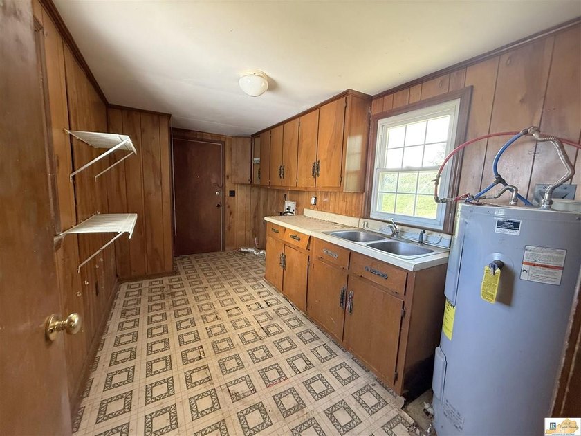 This cozy farm house sits on 2 acres of land surrounded by farms - photo 9