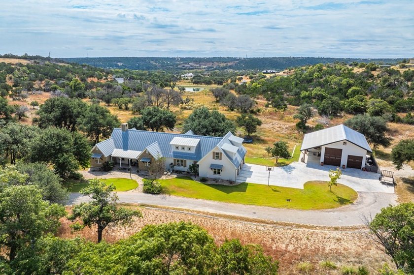This is the ideal family home for those who love to entertain &amp; - photo 46