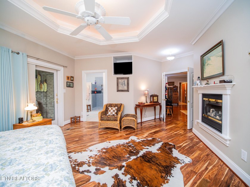Experience Luxury Living at its finest in this exceptional Golf - photo 10