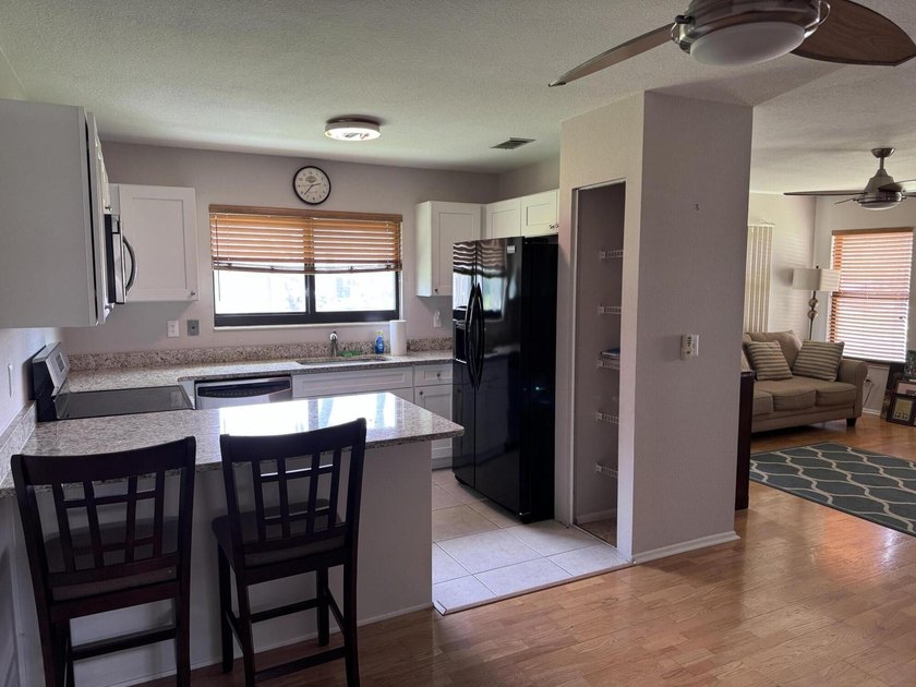 Popular Villa in good condition. New roof 2022, impact doors &amp; - photo 8