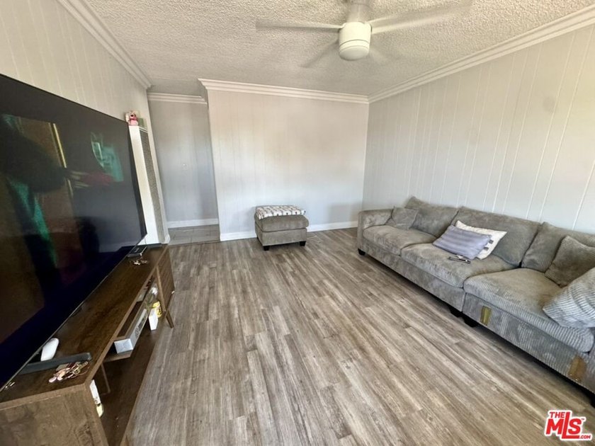 Spacious duplex for sale in West Long Beach, offering a - photo 2