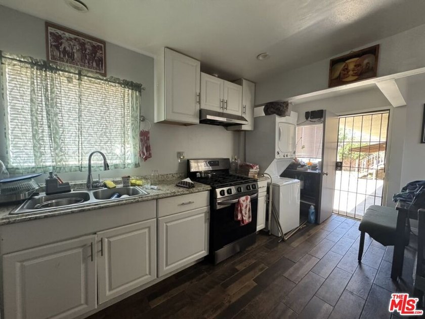 Spacious duplex for sale in West Long Beach, offering a - photo 3