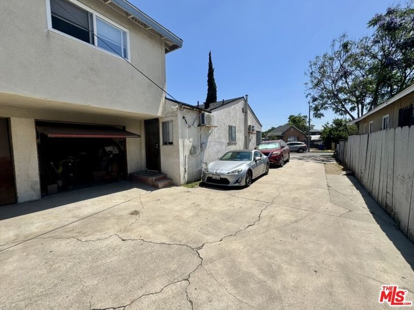 Spacious duplex for sale in West Long Beach, offering a - photo 7