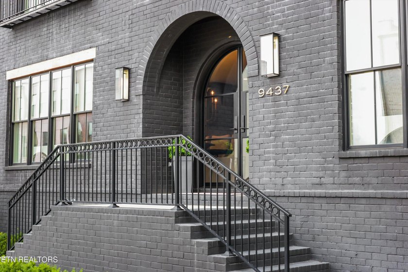 Featured in the Parade of Homes, this extraordinary 4 bed, 6 - photo 2