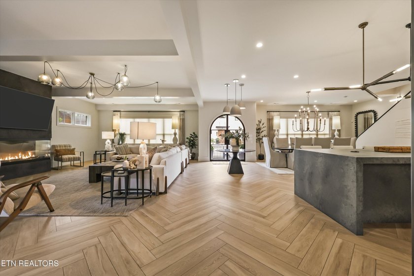 Featured in the Parade of Homes, this extraordinary 4 bed, 6 - photo 3