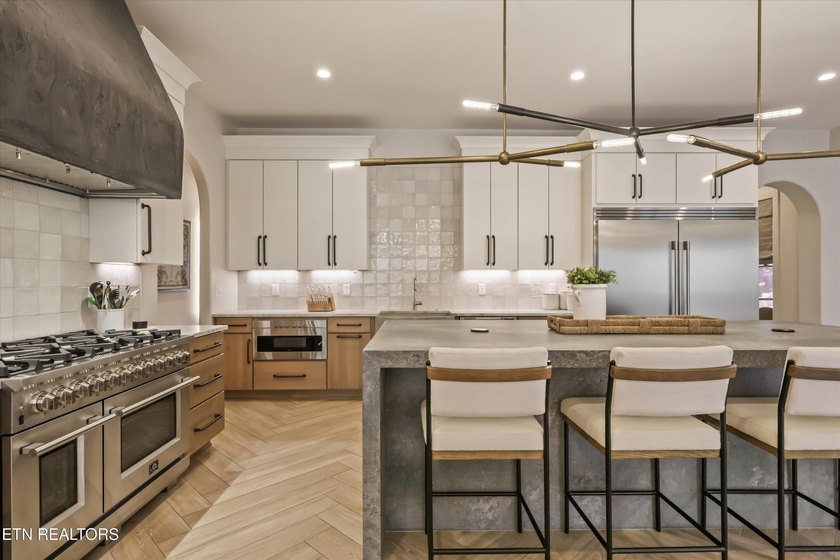 Featured in the Parade of Homes, this extraordinary 4 bed, 6 - photo 5
