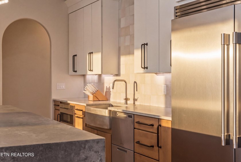 Featured in the Parade of Homes, this extraordinary 4 bed, 6 - photo 8