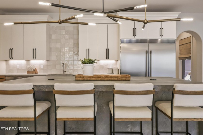 Featured in the Parade of Homes, this extraordinary 4 bed, 6 - photo 9
