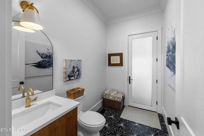 Every detail has been considered in this lakefront estate in - photo 10