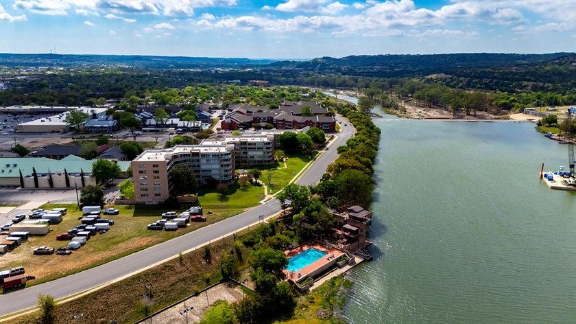Welcome to the Guadalupe River Condos! Located on the 4th floor - photo 14