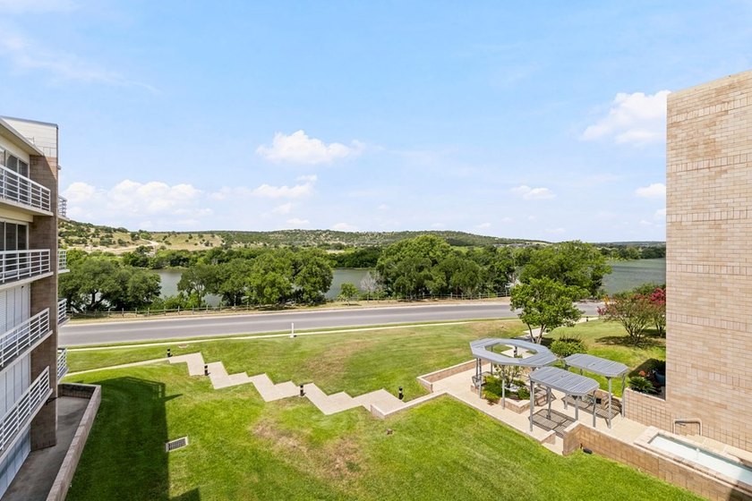 Welcome to the Guadalupe River Condos! Located on the 4th floor - photo 18