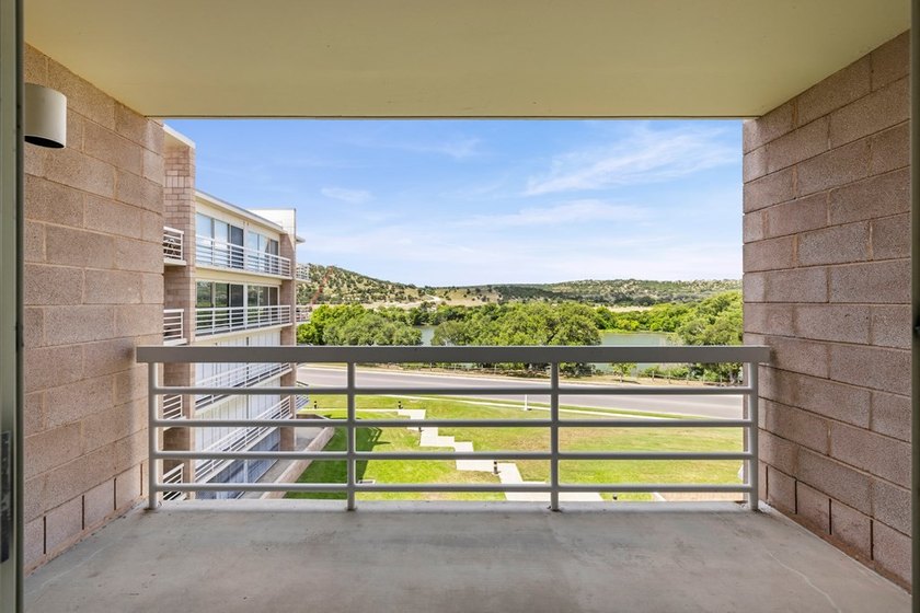 Welcome to the Guadalupe River Condos! Located on the 4th floor - photo 20