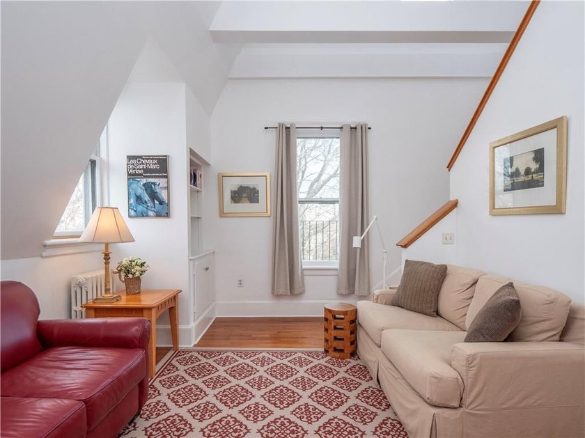 Immaculate Penthouse Condominium in a Desirable Kay/Catherine - photo 16