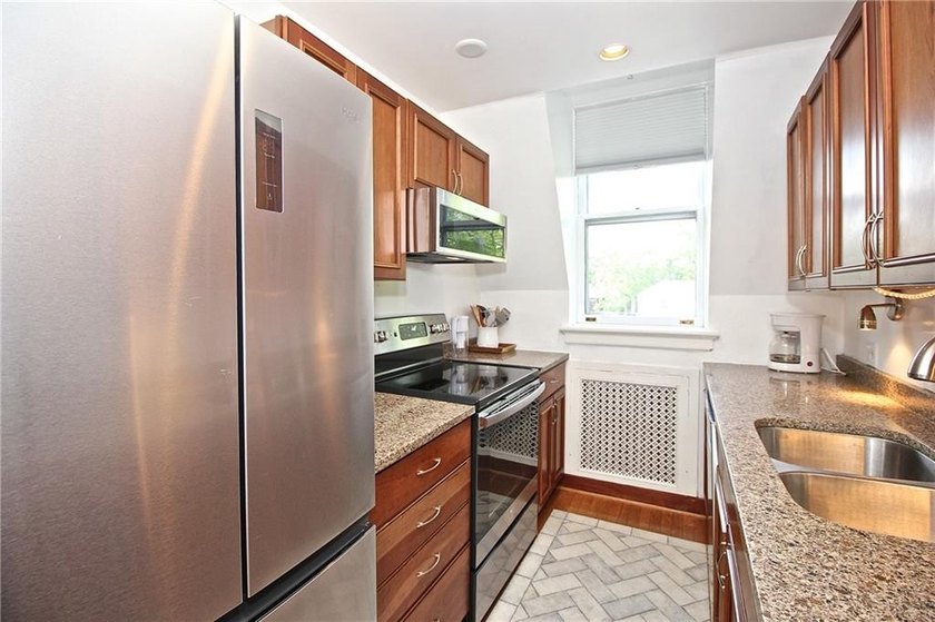 Immaculate Penthouse Condominium in a Desirable Kay/Catherine - photo 19