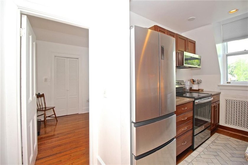 Immaculate Penthouse Condominium in a Desirable Kay/Catherine - photo 21