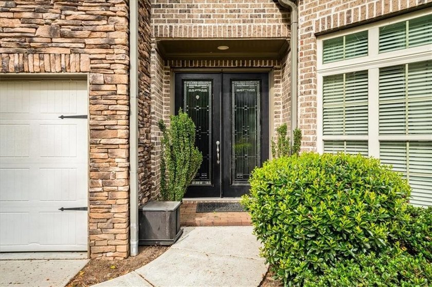 Talk about a hidden gem, nestled in a quiet neighborhood in a - photo 2