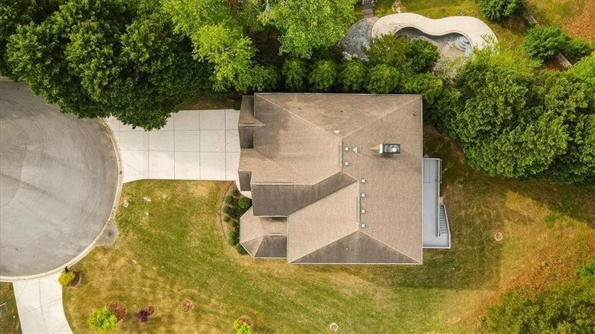 Talk about a hidden gem, nestled in a quiet neighborhood in a - photo 3